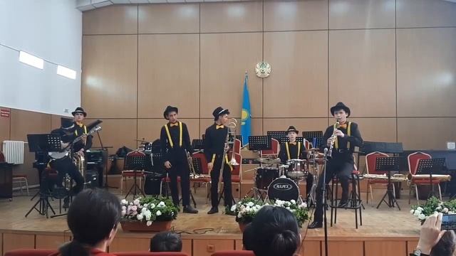 Поздравление к 8 Марта. Школьный Джазовый Оркестр Диксиленд. смотреть онлайн