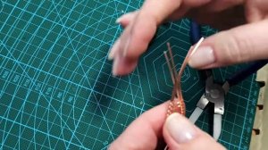 Украшения из медной проволоки.