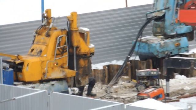 Вбивают шпунт - Автокраны зимой