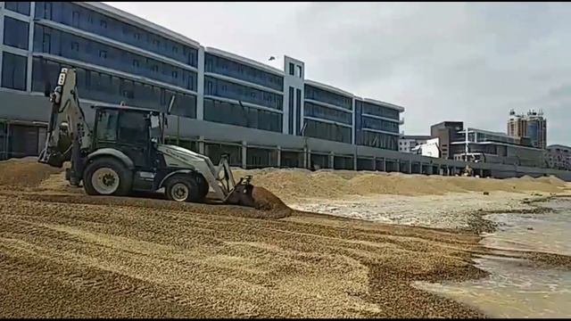 На городской пляж в Новороссийске завезли белореченскую гальку смотреть онлайн