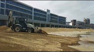 На городской пляж в Новороссийске завезли белореченскую гальку