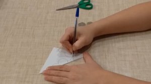 Как красиво вырезать снежинку из бумаги. СНЕЖИНКА СНЕГОВИКИ ?