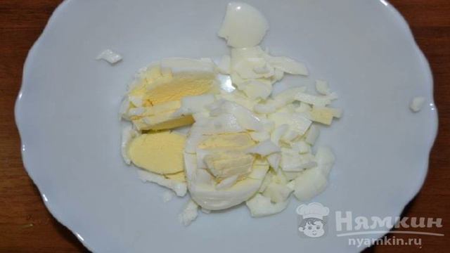 Салат со шпротами, сыром, яйцами и яблоком