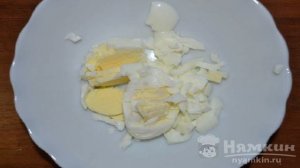 Салат со шпротами, сыром, яйцами и яблоком