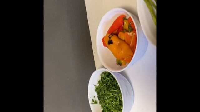 Чудесный Салат из жареного баклажана с овощами. смотреть онлайн