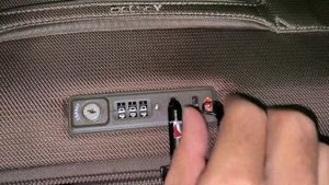 How do you set the lock on a Delsey luggage bag?
