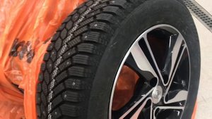 Зимняя резина и новые диски на Nissan Leaf. Самостоятельно переобуваемся в гараже