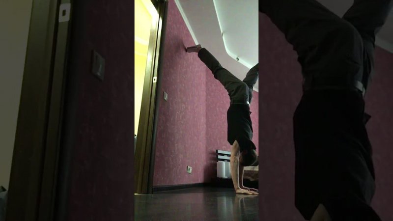Chest-to-wall scissors (Ножницы в стойке на руках лицом к стене) #handstandworkout