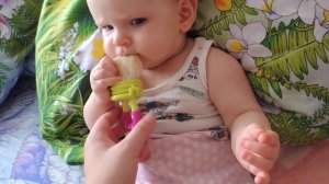 ниблер для прикорма с сеточкой. первый банан. Дарине 6 мес 2 марта 2016 г