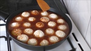 Сочные и очень вкусные замороженные хинкали в сковороде в особом томатном соусе.