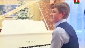 Коля Лукашенко играет на рояле