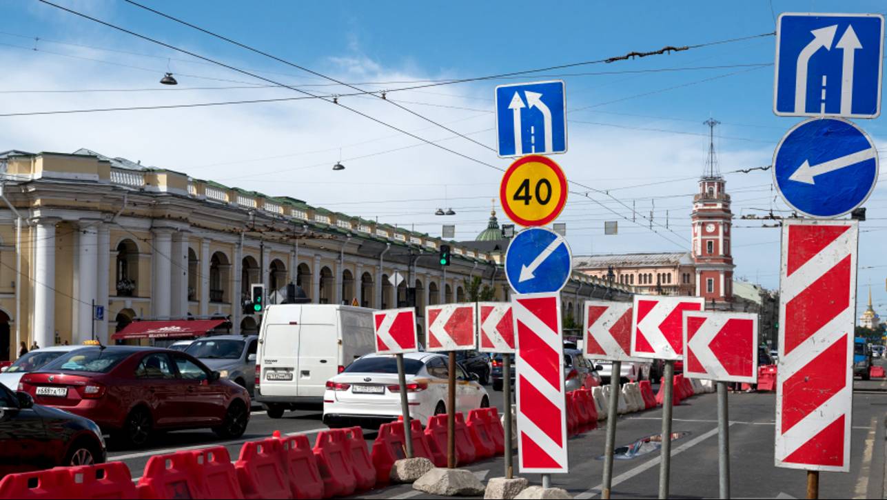 Одни кочки да ямы: жители Петербурга требуют привести в порядок дворовые проезды