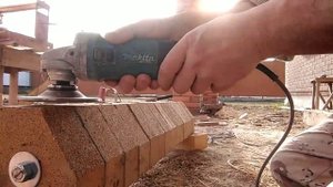 Собираю перемычку для мангала из шамотного кирпича.