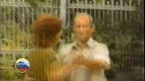 Листья падают с клёна