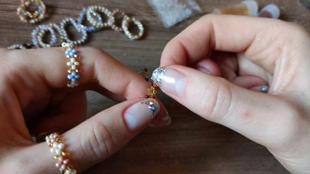 Кольцо с крестиками из бисера в технике крестик / Узор 3  / Бисероплетение для начинающих