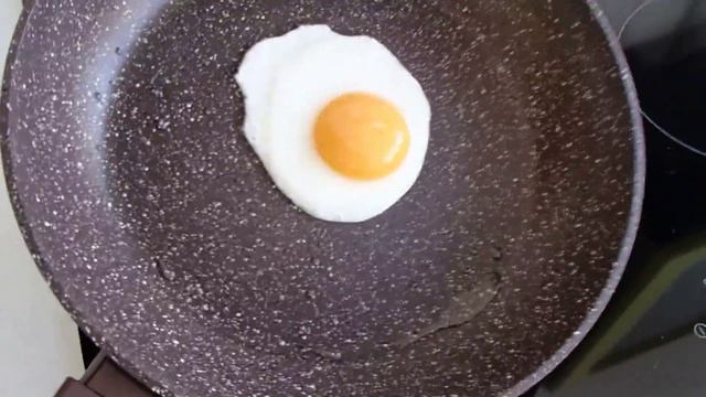Яичница глазунья не пристает к сковороде MOULINvilla смотреть онлайн