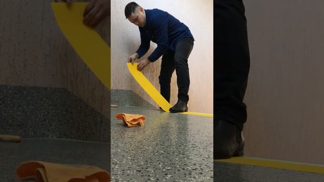 Монтаж желтой противоскользящей ленты шириной 10см.