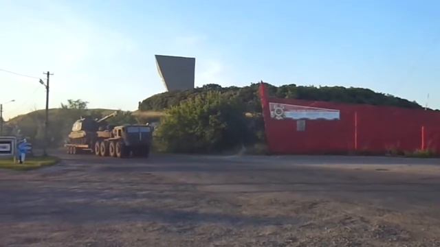 Колона тяжелой военной техники едет на юго-восток смотреть онлайн