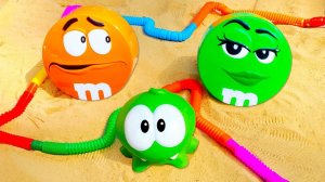 Ам Ням выращивает конфеты M&M's! Игры и развивающее видео про игрушки Om Nom
