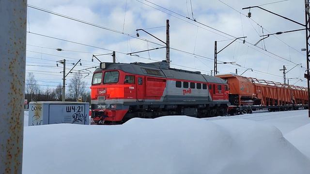 Тепловоз ДМ62-1808, со снегоочистительным поездом, находится на 28-ом тупике станции!!! смотреть онлайн