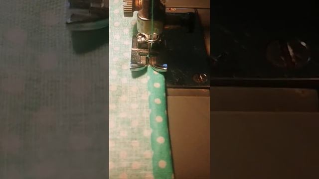 Как сделать подгибку с закрытым срезом (для пошива простыни, для обработки срезов изделия) смотреть онлайн