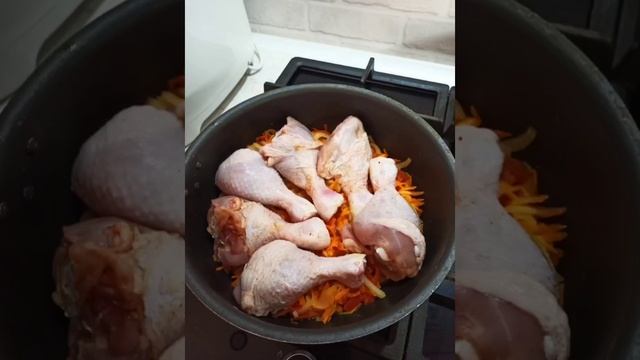 Куриные голени на сковороде с овощами