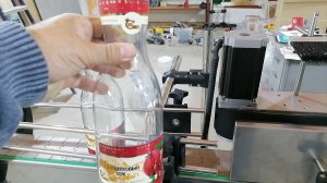 Нанесение 2х этикетрк на соковую бутылку -  EtiKon.ru