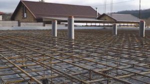 Заливка монолитной плиты бетононасосом