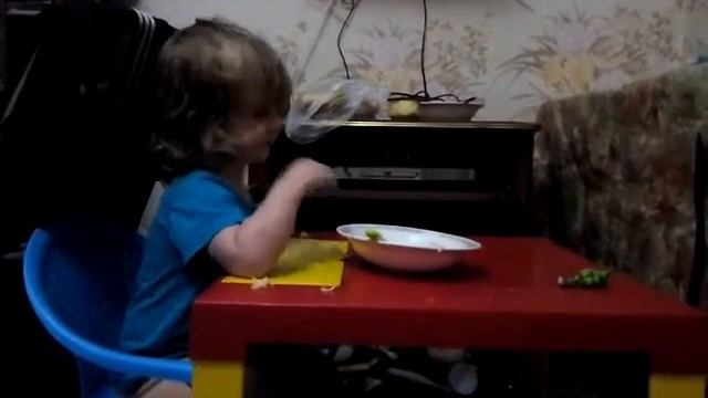 Младшая дочь кушает во сне смотреть онлайн