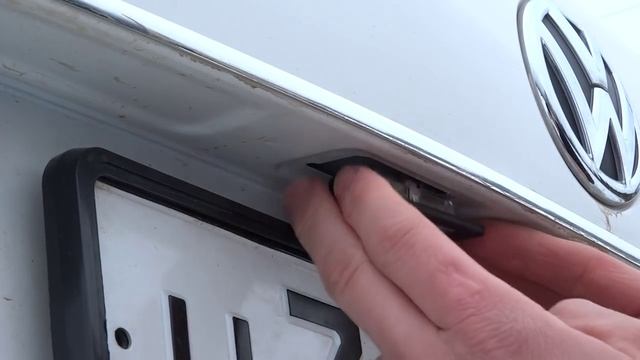 Как поменять лампочки подсветки номера поло Volkswagen polo sedan - как быстро снять плафон освещения номерного знака - смот