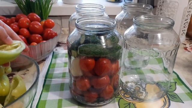 ДУЖЕ СМАЧНЕ АСОРТІ НА ЗИМУ. ПОМІДОРИ З ОГІРКАМИ І ПЕРЦЕМ.