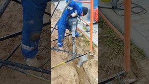 Забивание уголков заземления с помощью отбойного молотка
