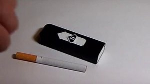 Электронная зажигалка прикуривает без огня и заряжается от USB