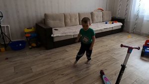Максим сломал самокат