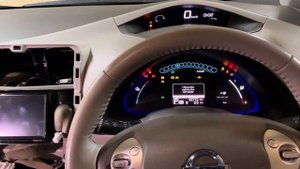 Как ведёт себя электрокар Nissan Leaf, когда в нём сел 12-вольтовый аккумулятор