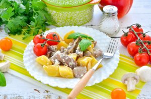 КАК ПРИГОТОВИТЬ МЯСО В ГОРШОЧКАХ С КАРТОШКОЙ И СЫРОМ