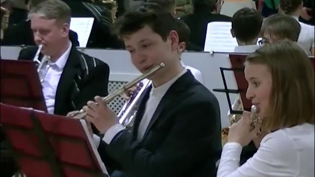 Уралбэнд-Юниор играет поппури на песни Утесова и группы Queen смотреть онлайн