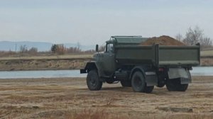 зил 130 полный привод. загрузка гравием 7 тонн, выезд по слабому грунту.