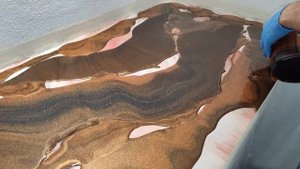 Отличный способ использования эпоксидной смолы, как для столешниц так и для пола. фасадов мебели.