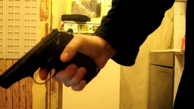 стреляет пистолет макарова пм-сх ! уши заложит точно !