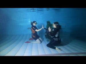 girls playing patty underwater игра в ладушки под водой
