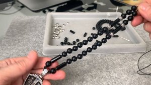 Мужские бусы c подвесом в узелковой технике плету по эскизу заказчика