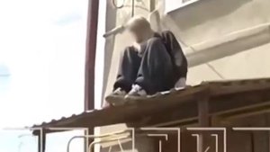 Дед упал с козырька (крыши)