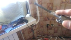 Как легко снять старые моющиеся виниловые обои с окрашеных стен.