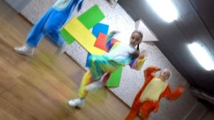 Дети круто танцуют хип-хоп.