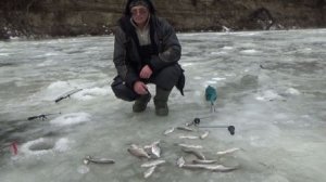 Река Хопер , Зимняя рыбалка в дождь декабрь 2022 .