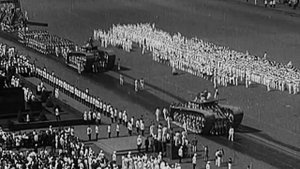 Иосиф Виссарионович Сталин (Джугашвили) танцует на параде! (720p)