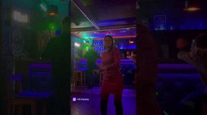 девушка поет песню Шатунова