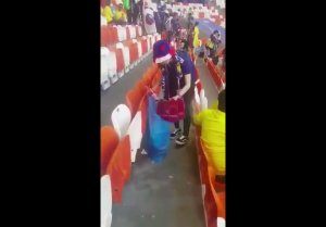 Японские болельщики убирают за собой мусор после матча Колумбия - Япония.ЧМ 2018