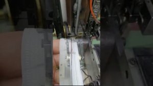 Установка верхних металлических ограничителей на разъёмную молнию